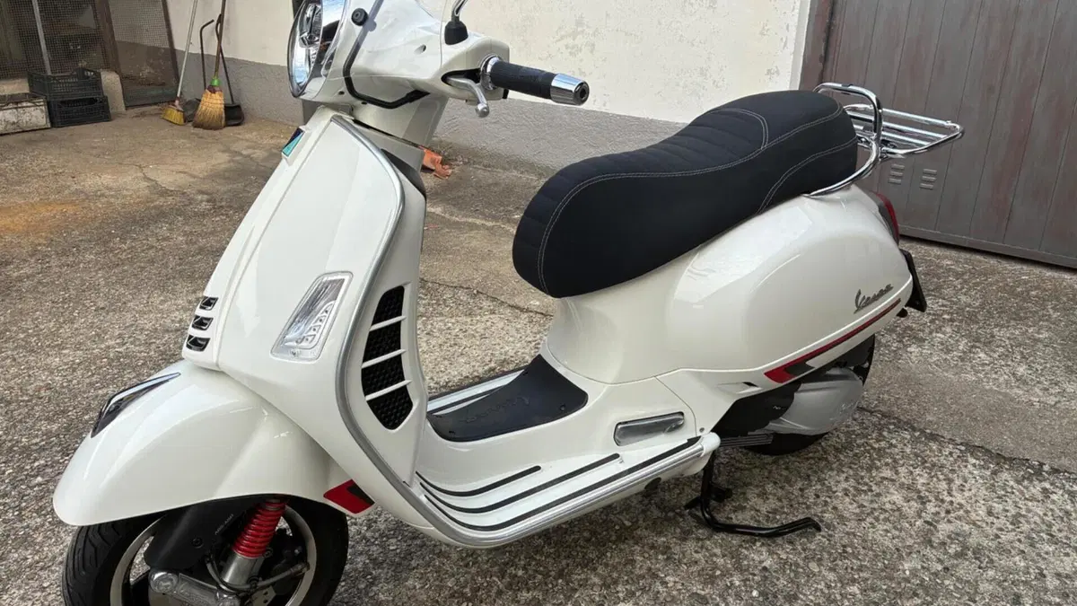 Vespa GTS 300 Hpe (2019)  (2)