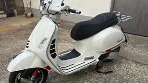 Vespa GTS 300 Hpe (2019)  (2)