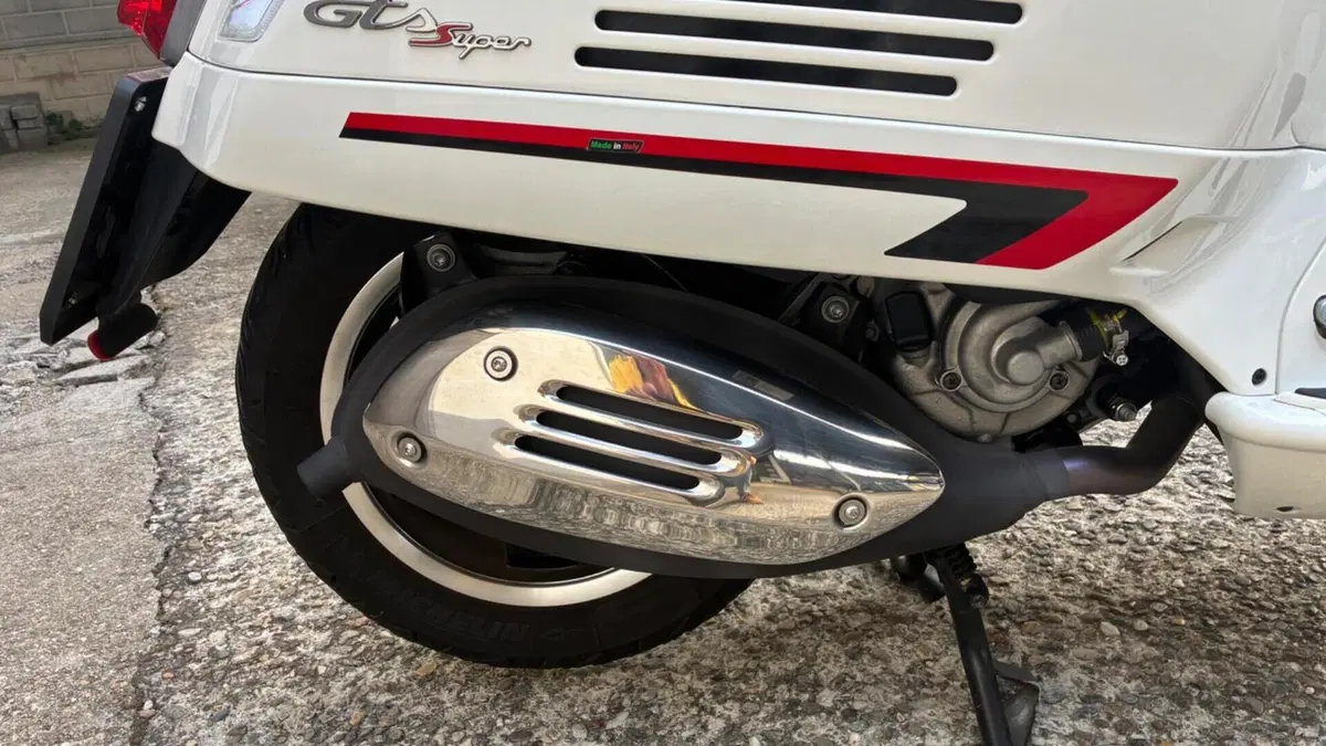 Vespa GTS 300 Hpe (2019)  (8)