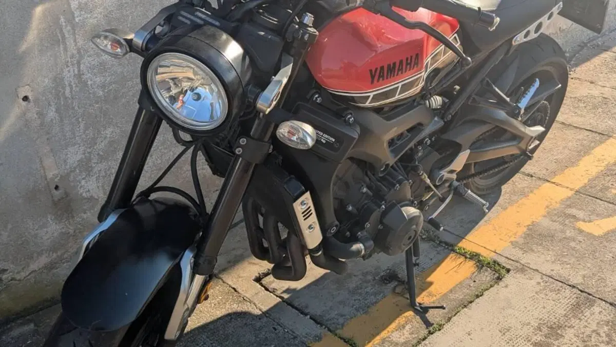 Yamaha XSR 900 ABS 60th Anniversary (2016 - 18)  (2)
