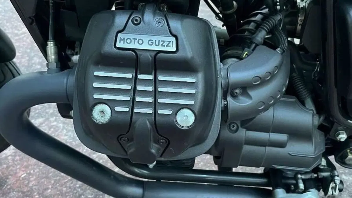 Moto Guzzi V7 Stone (2021 - 24)  (6)