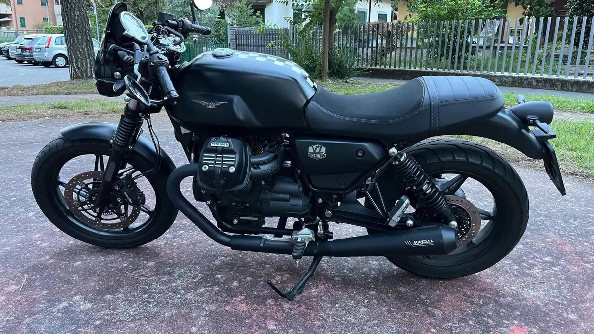 Moto Guzzi V7 Stone (2021 - 24)  (8)
