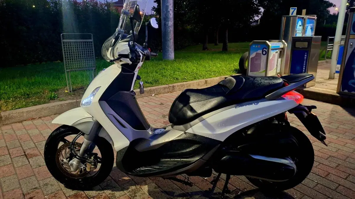 Piaggio Beverly 350 SportTouring ie (2011 - 15)  (3)