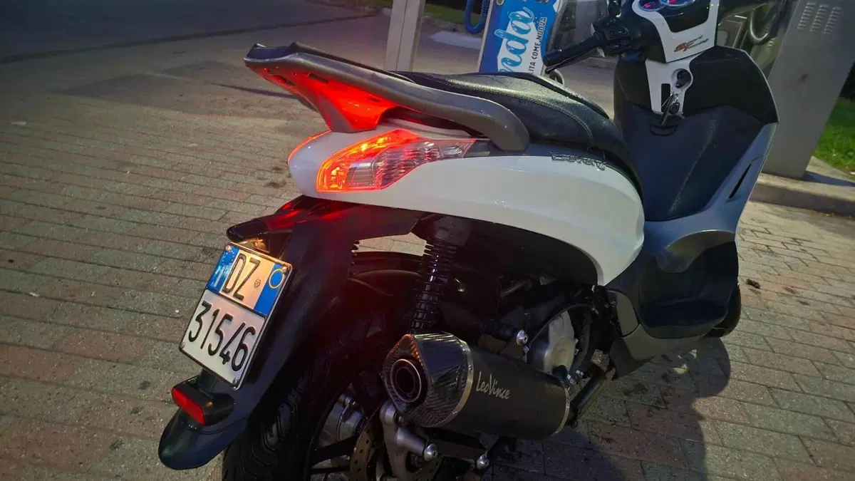 Piaggio Beverly 350 SportTouring ie (2011 - 15)  (10)