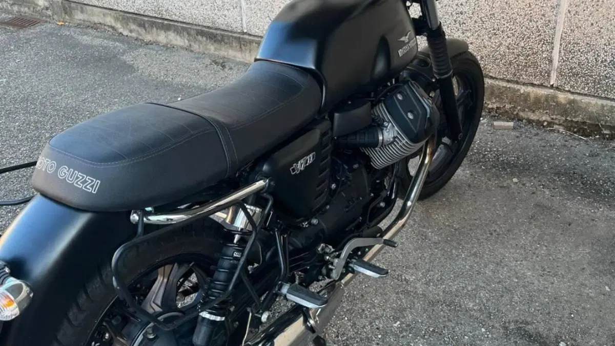 Moto Guzzi V7 II Stone (2015 - 17) 