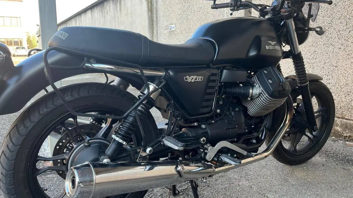 Moto Guzzi V7 II Stone (2015 - 17)  (2)