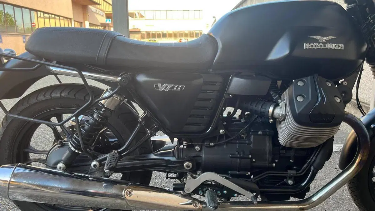 Moto Guzzi V7 II Stone (2015 - 17)  (3)