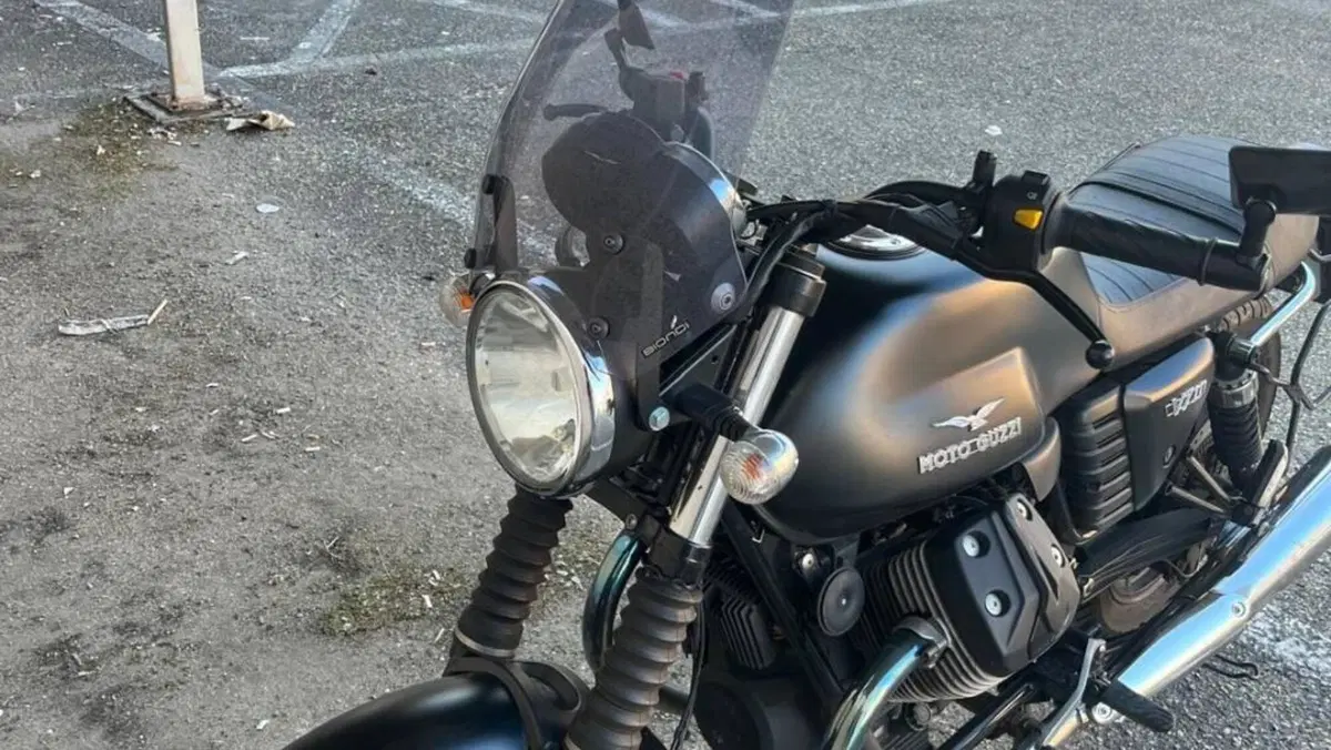 Moto Guzzi V7 II Stone (2015 - 17)  (4)
