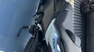 Yamaha T-Max 560 Tech Max (2025 - 26)  (4)