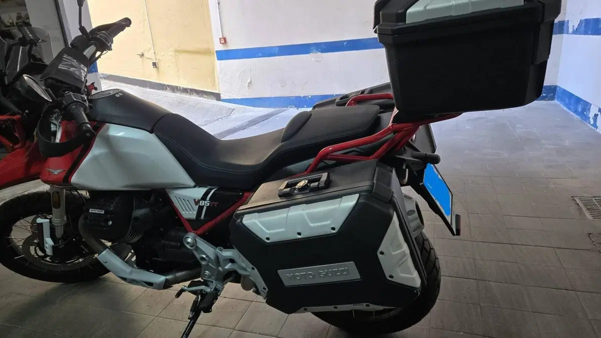 Moto Guzzi V85 TT Evocative Graphics (2021 - 23)  (6)