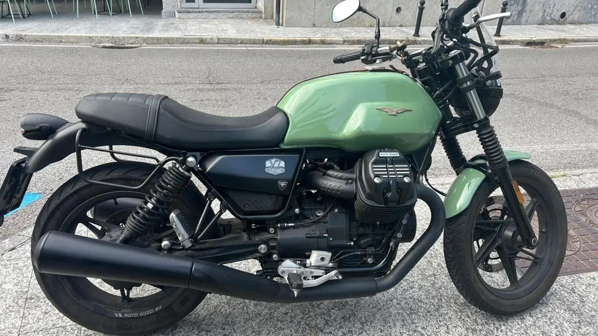 Moto Guzzi V7 Stone Centenario (2021 - 22)  (2)