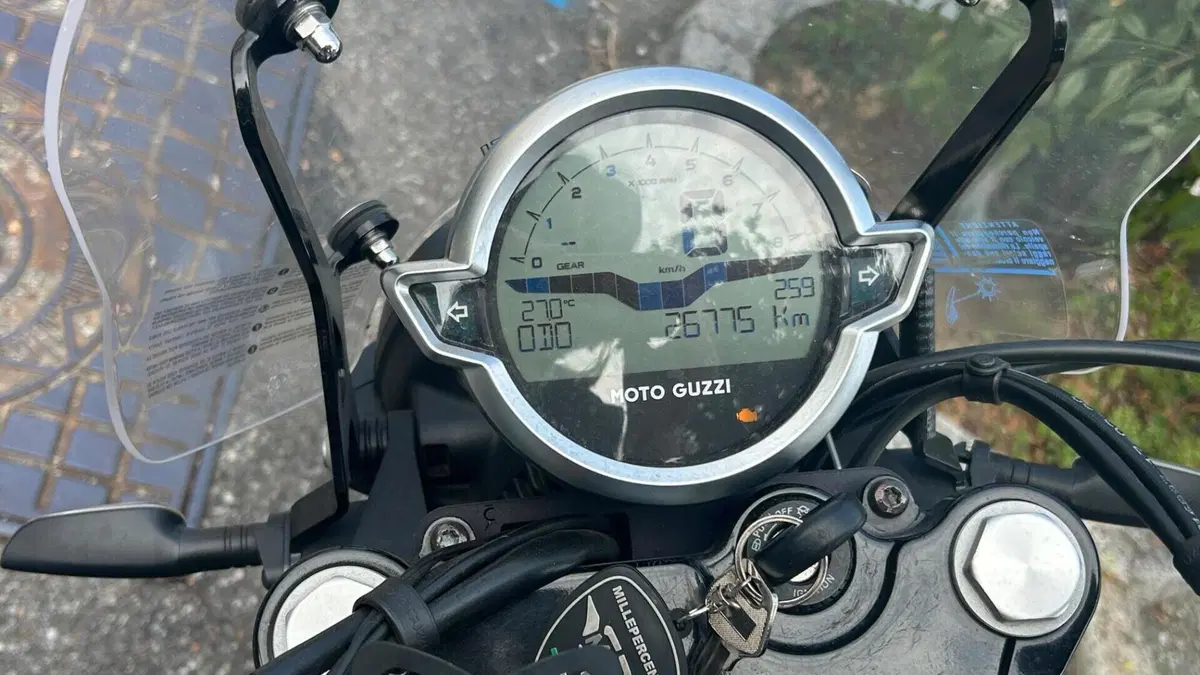 Moto Guzzi V7 Stone Centenario (2021 - 22)  (4)