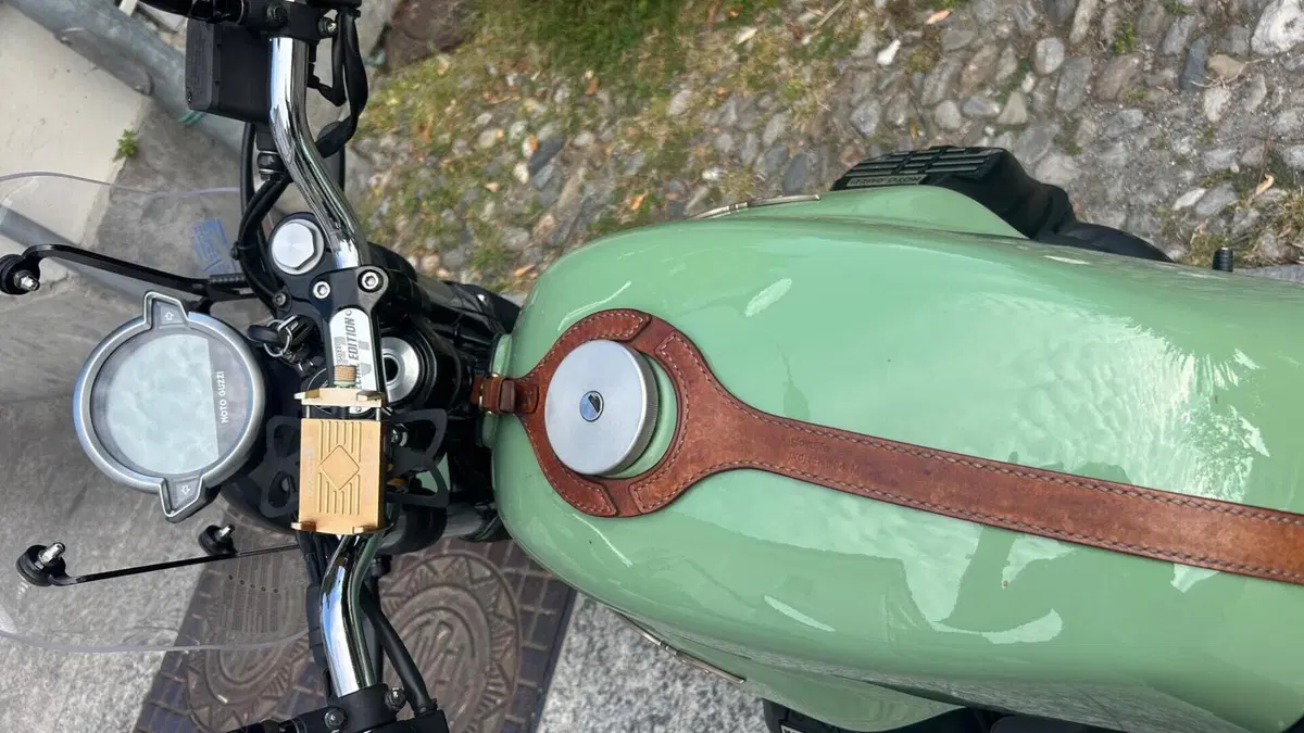 Moto Guzzi V7 Stone Centenario (2021 - 22)  (5)