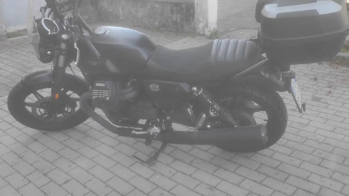 Moto Guzzi V7 Stone (2021 - 24)  (2)