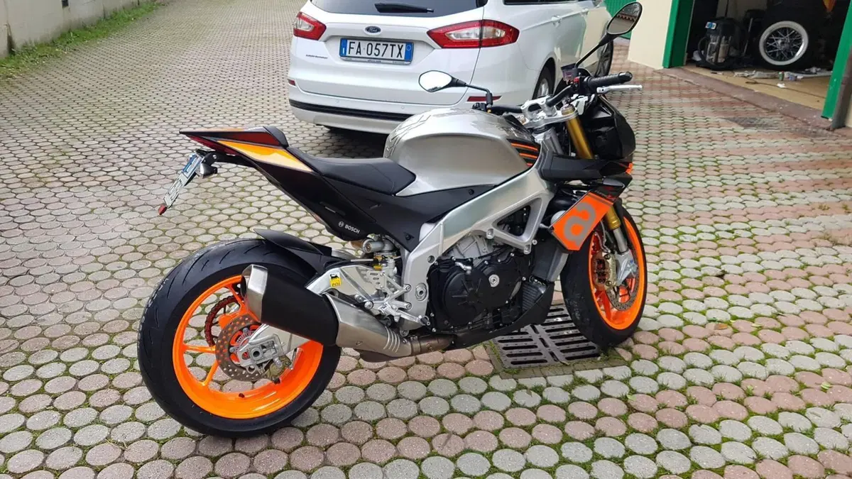 Aprilia Tuono V4 RR (2015 - 17)  (2)