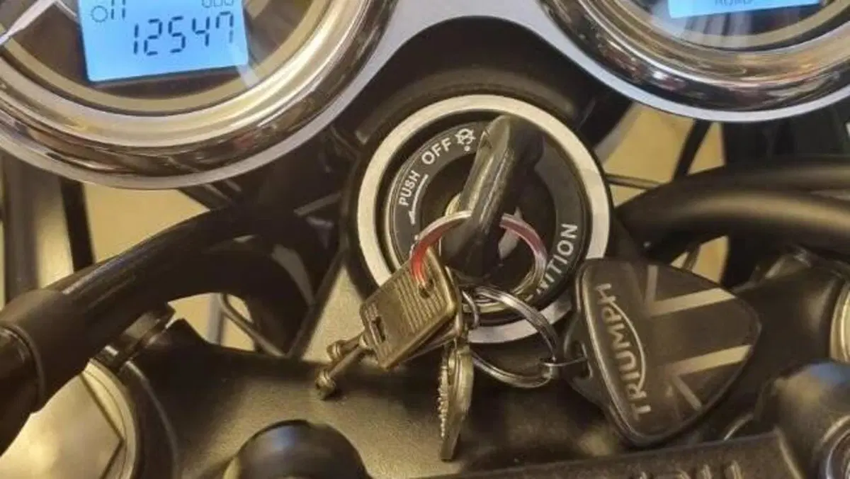 Triumph Bonneville T100 (2021 - 25)  (3)