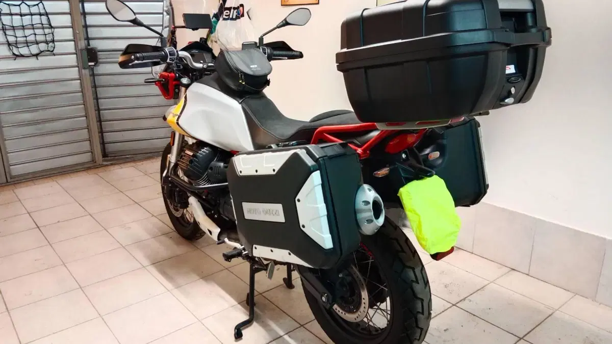 Moto Guzzi V85 TT Evocative Graphics (2019 - 20)  (2)