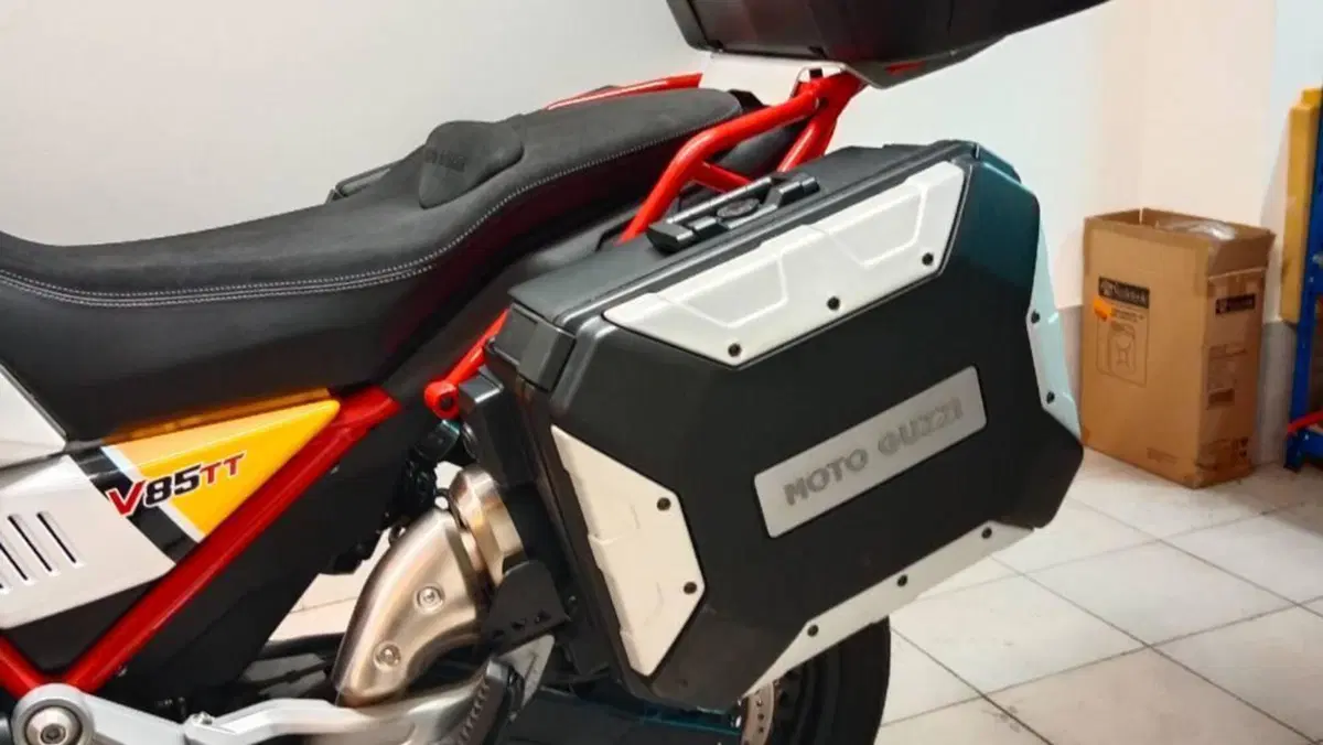 Moto Guzzi V85 TT Evocative Graphics (2019 - 20)  (3)