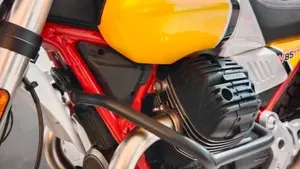 Moto Guzzi V85 TT Evocative Graphics (2019 - 20)  (4)