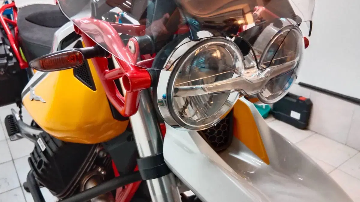 Moto Guzzi V85 TT Evocative Graphics (2019 - 20)  (5)