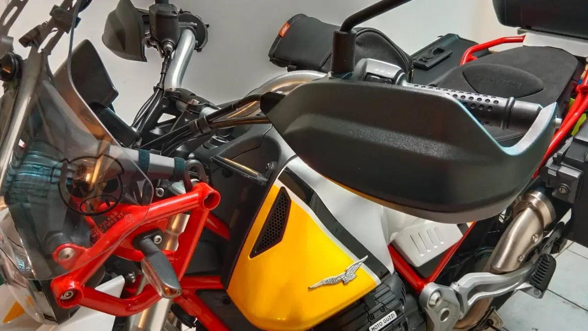 Moto Guzzi V85 TT Evocative Graphics (2019 - 20)  (6)