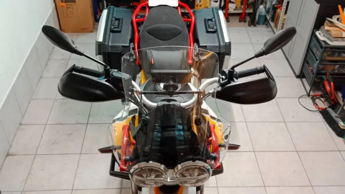 Moto Guzzi V85 TT Evocative Graphics (2019 - 20)  (8)