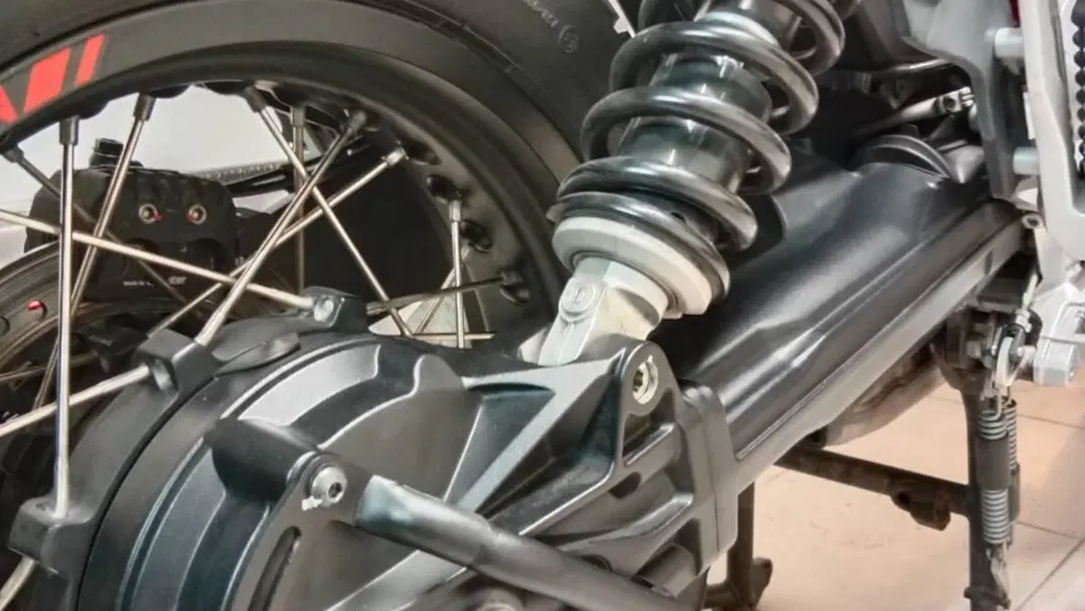 Moto Guzzi V85 TT Evocative Graphics (2019 - 20)  (9)