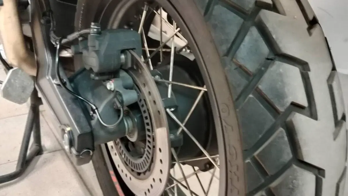 Moto Guzzi V85 TT Evocative Graphics (2019 - 20)  (10)