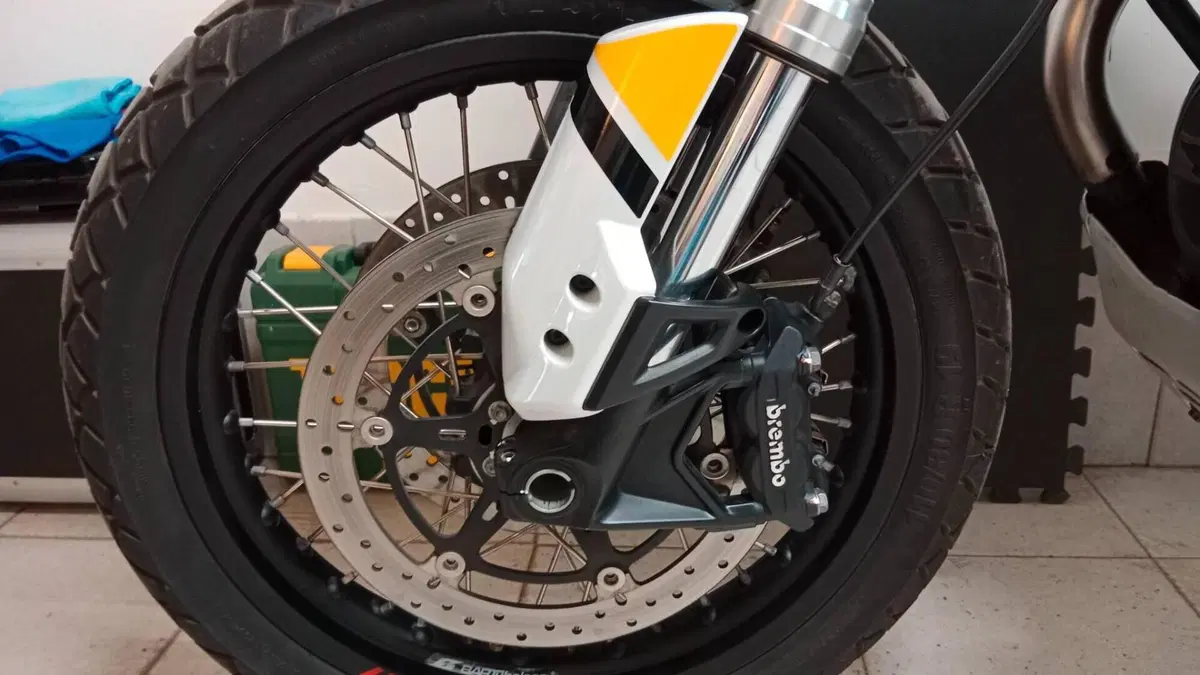 Moto Guzzi V85 TT Evocative Graphics (2019 - 20)  (11)