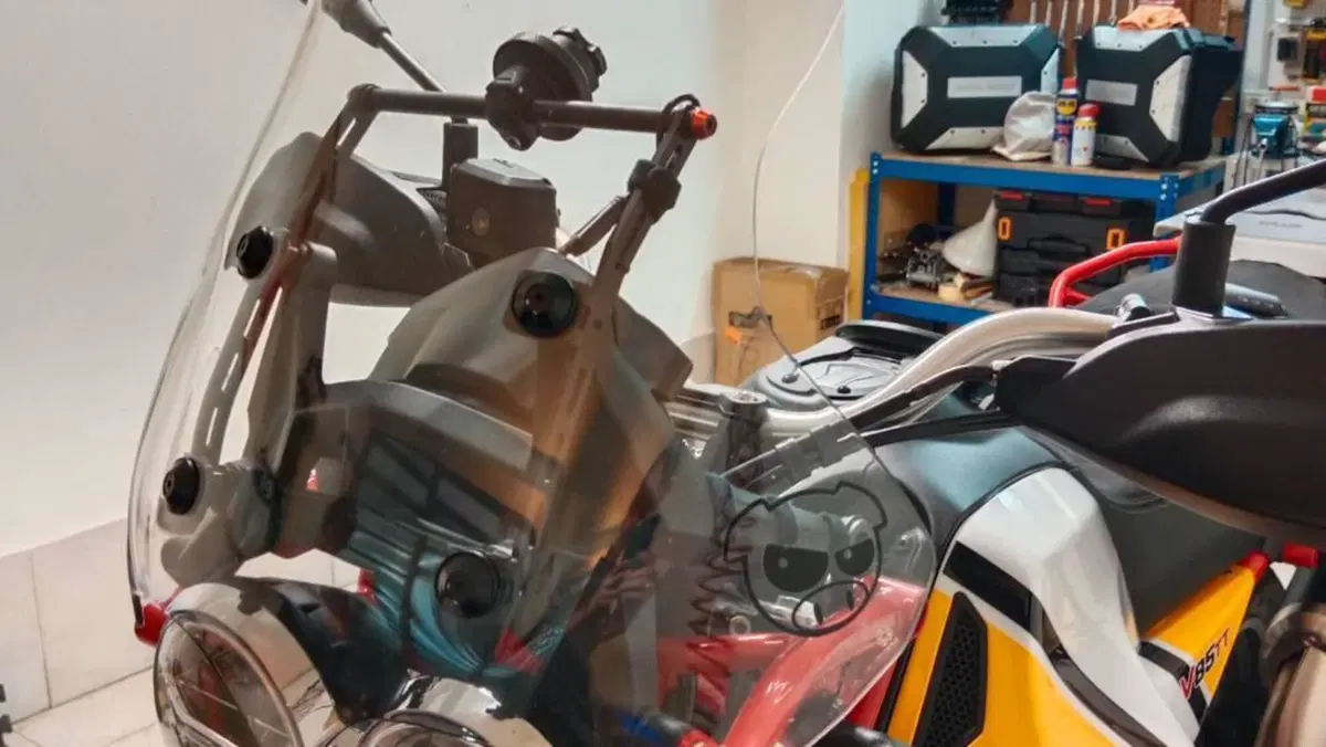 Moto Guzzi V85 TT Evocative Graphics (2019 - 20)  (12)