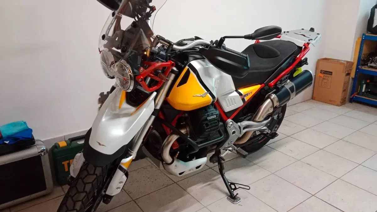Moto Guzzi V85 TT Evocative Graphics (2019 - 20)  (14)