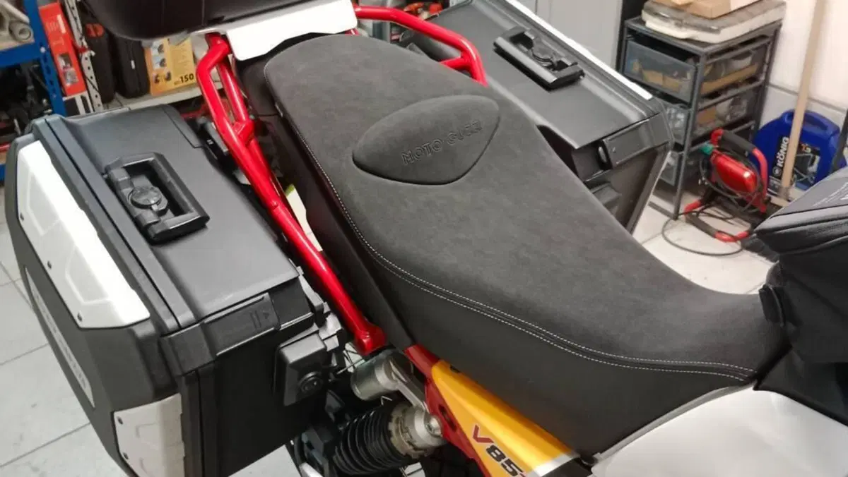 Moto Guzzi V85 TT Evocative Graphics (2019 - 20)  (16)