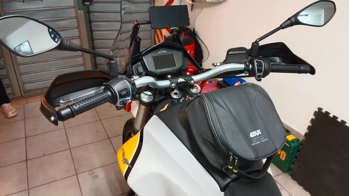 Moto Guzzi V85 TT Evocative Graphics (2019 - 20)  (17)
