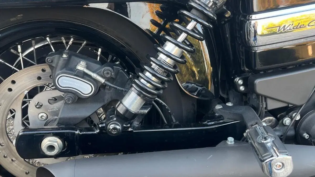Harley-Davidson 1690 Wide Glide (2010 - 17) - FXDWG  (4)