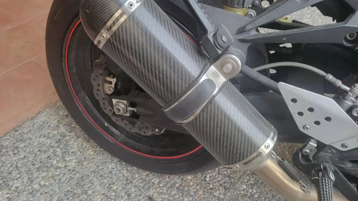 Kawasaki Z 750 R (2011 - 14)  (2)
