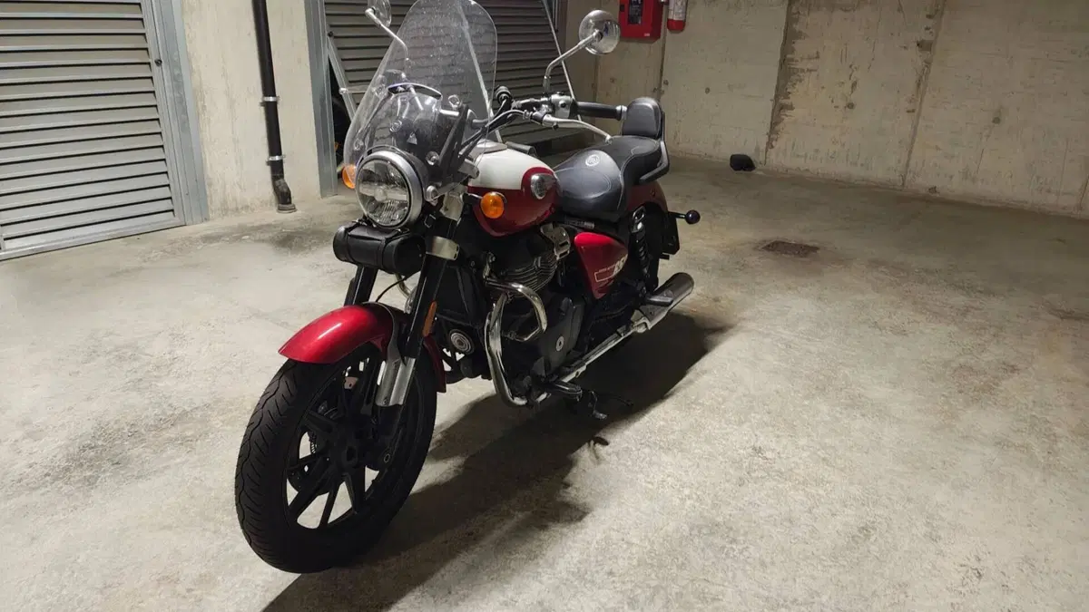Royal Enfield Super Meteor 650 (2023 - 26)  (4)