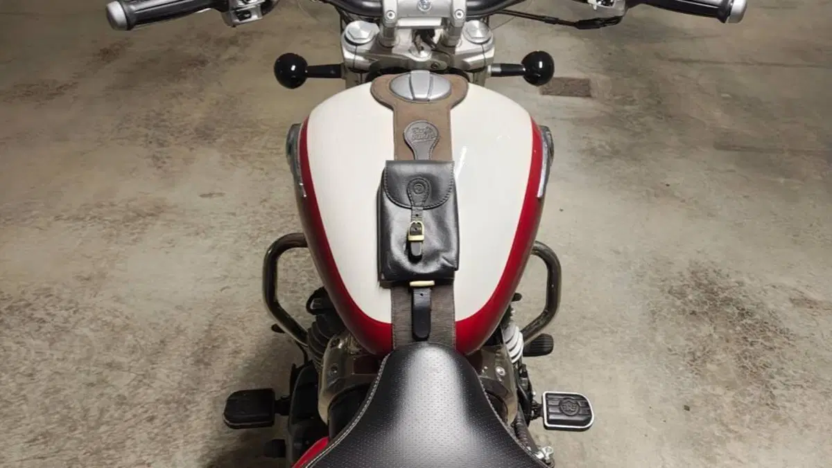 Royal Enfield Super Meteor 650 (2023 - 26)  (6)