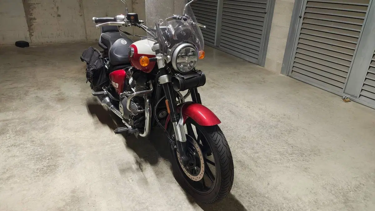 Royal Enfield Super Meteor 650 (2023 - 26)  (7)