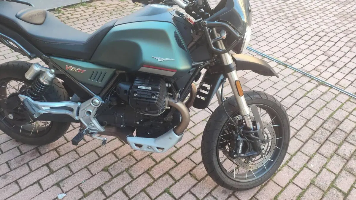 Moto Guzzi V85 TT (2021 - 23)  (3)