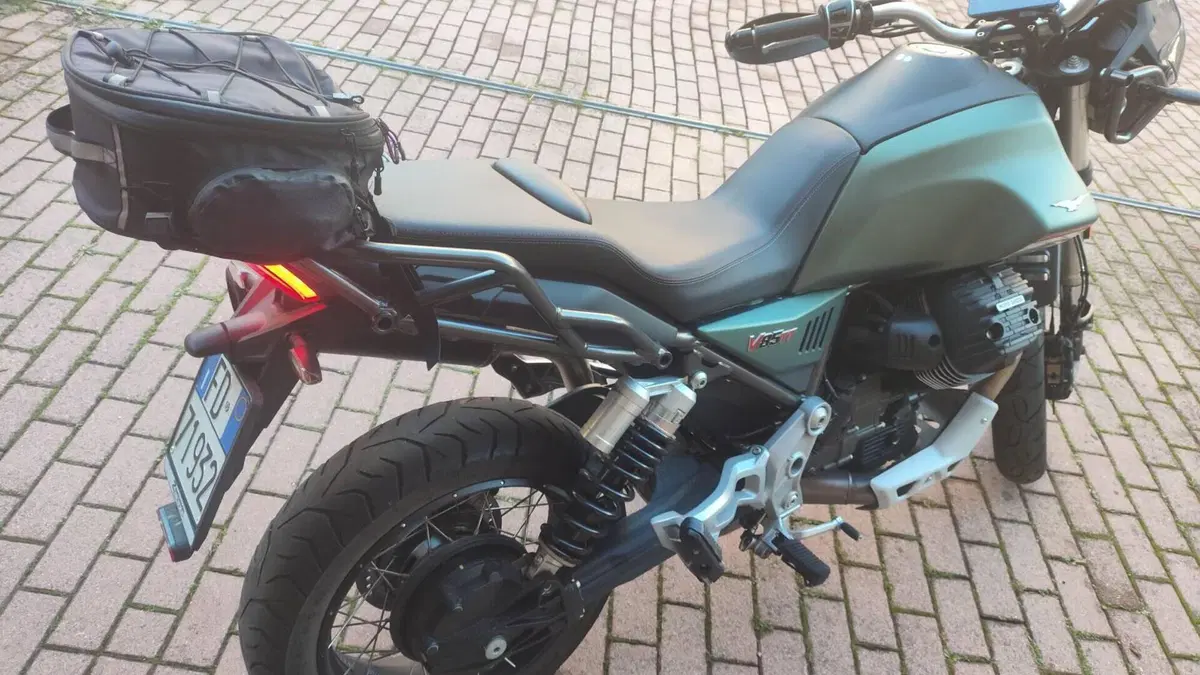 Moto Guzzi V85 TT (2021 - 23)  (4)