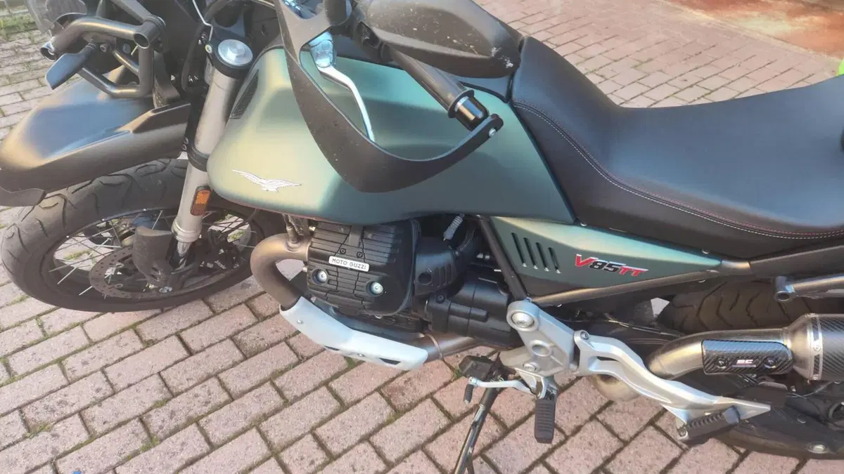 Moto Guzzi V85 TT (2021 - 23)  (6)