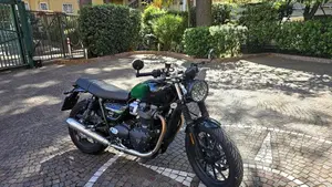 Triumph Speed Twin 900 Stealth Edition (2024)  (2)