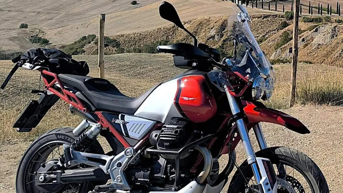 Moto Guzzi V85 TT Centenario (2021 - 22)  (2)