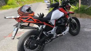 Moto Guzzi V85 TT Centenario (2021 - 22)  (4)