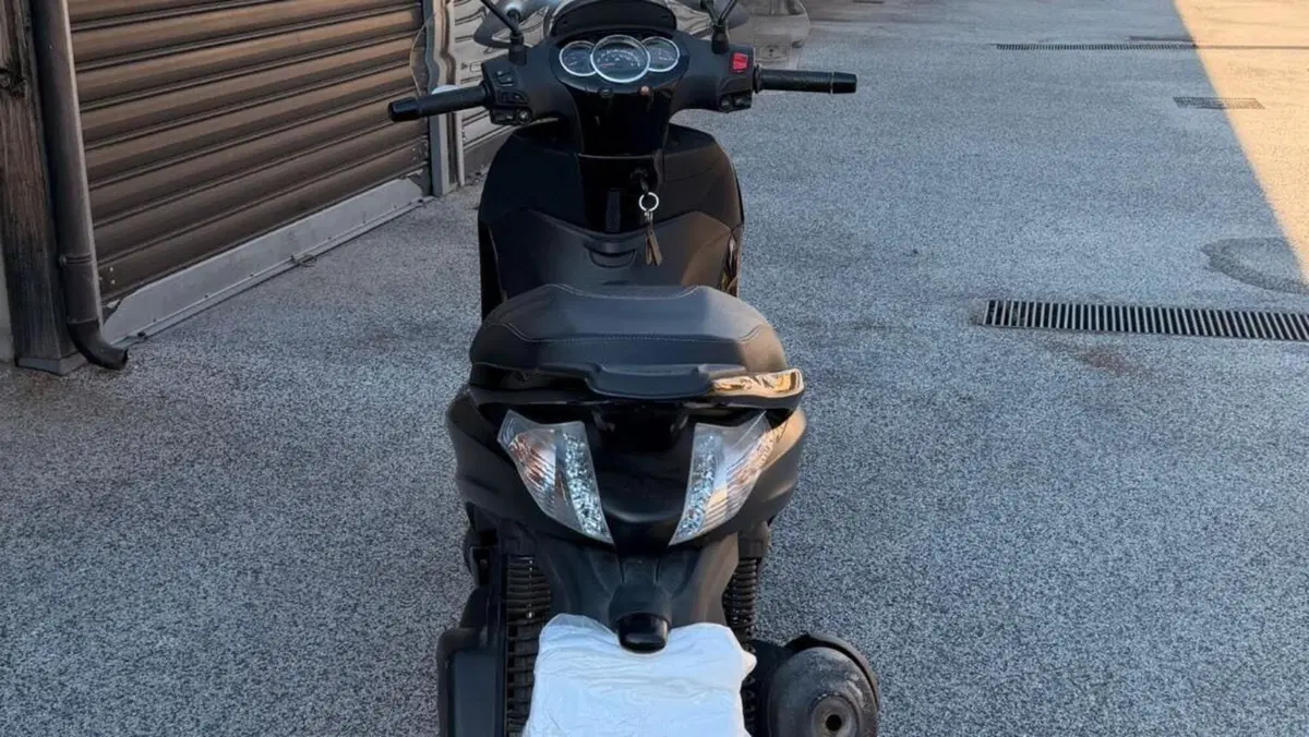 Piaggio Beverly 300 i.e. ABS-ASR (2016 - 20)  (4)