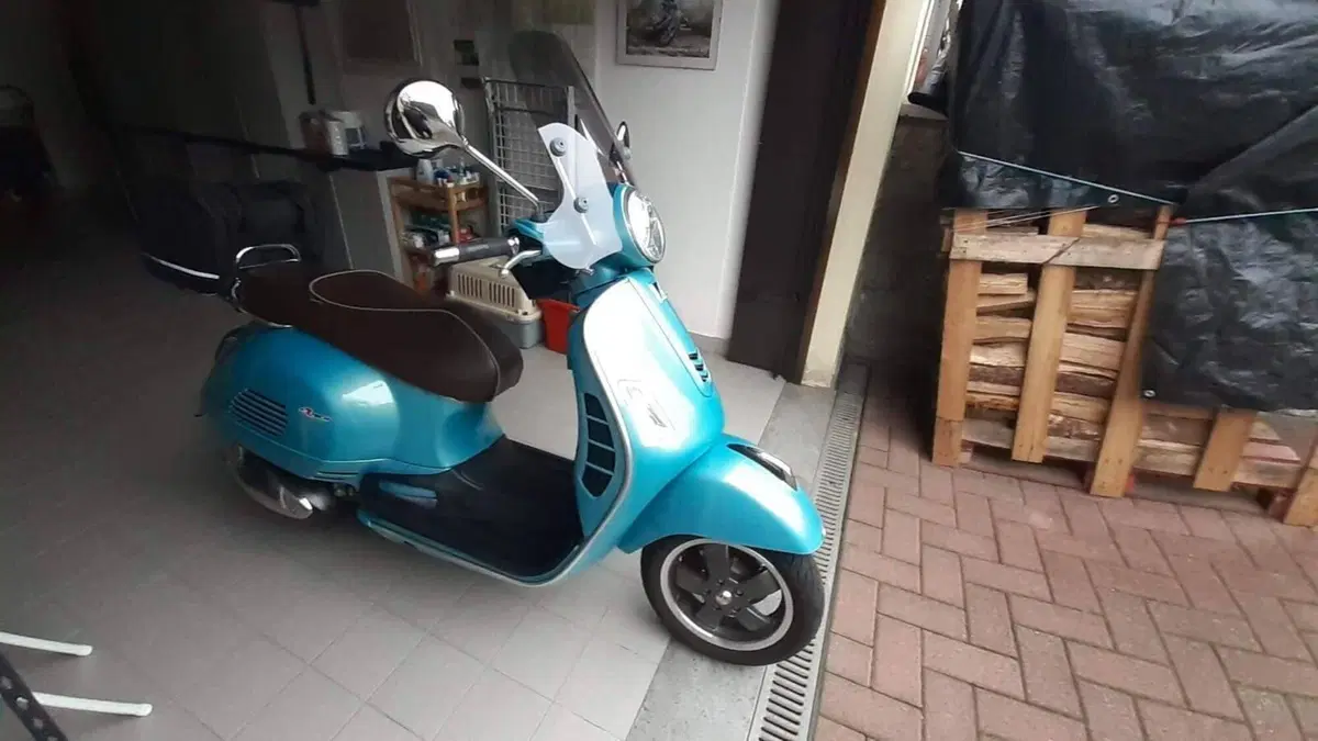 Vespa GTS 300 ABS Settantesimo (2016)  (2)