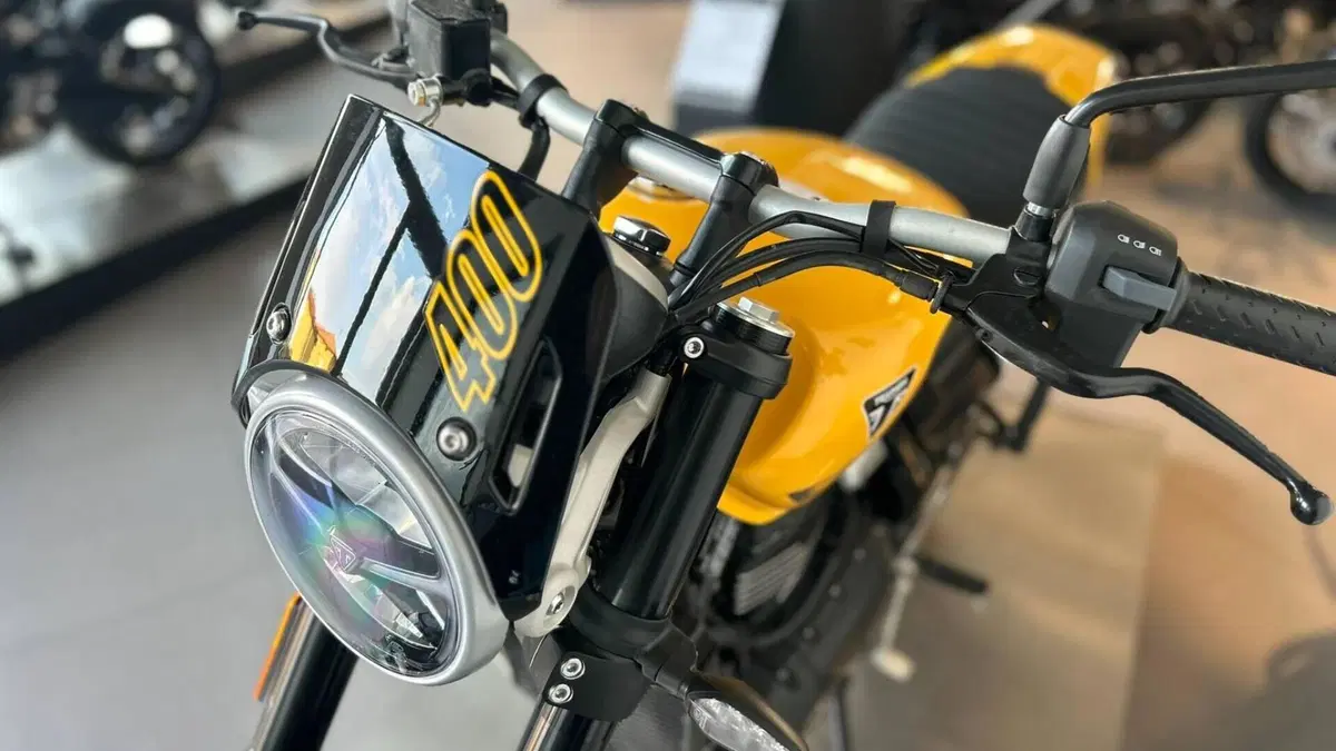 Triumph Tracker 400 (2026)  (4)