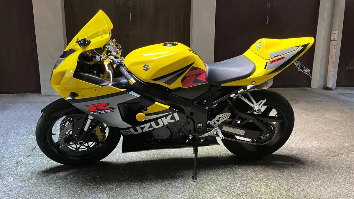 Suzuki GSX R 750 (2004 - 05)  (2)