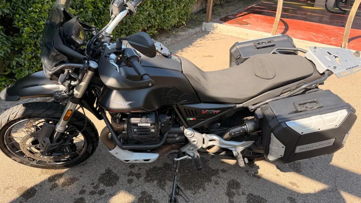 Moto Guzzi V85 TT Centenario (2021 - 22)  (2)