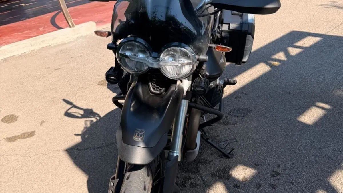 Moto Guzzi V85 TT Centenario (2021 - 22)  (3)